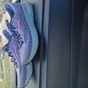 Women's tennis shoes